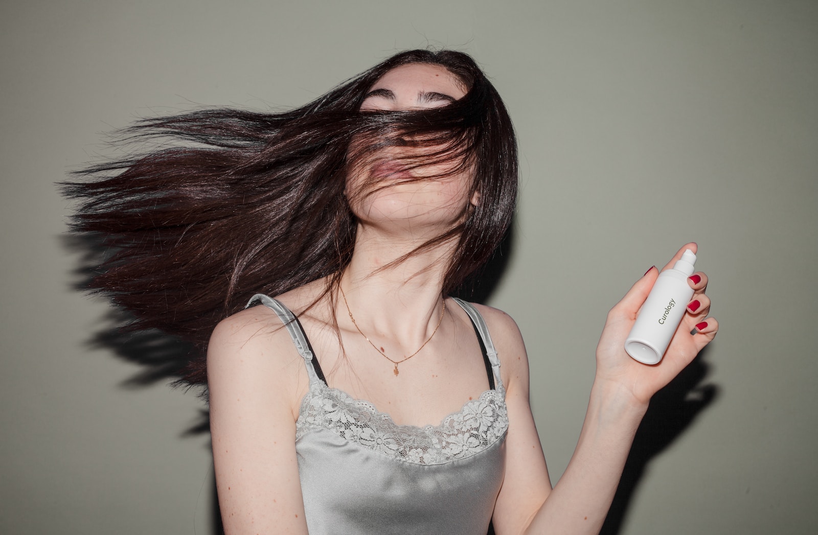 How does chantilly capillaire improve hair texture and vitality?